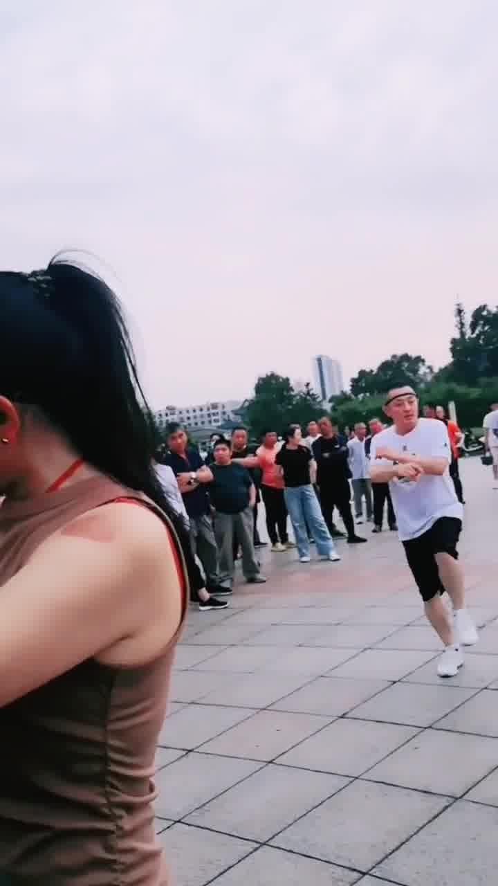 火山网红舞歌名,点燃激情，舞动青春的旋律